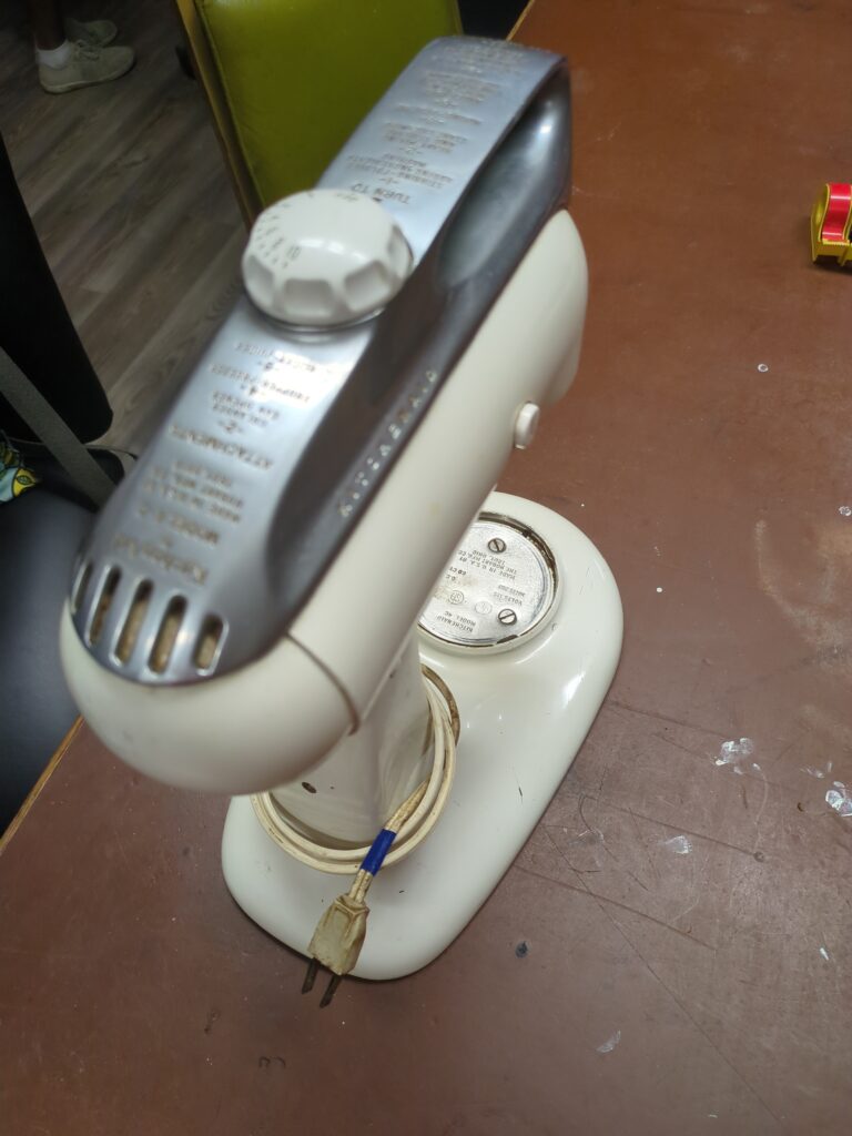 A stand mixeer which looks like it's at least 50 years old